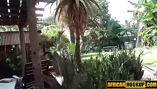 Unschuldiger ebenholz-teen-amateur bekommt die muschi beim casting-vorsprechen gedehnt