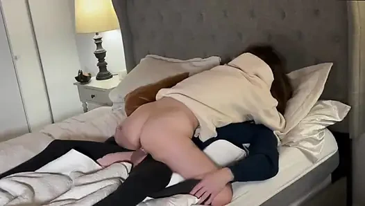 Cewek itu melucuti kondomnya dan aku crot di dalam memeknya