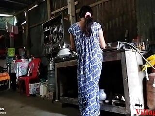 Деревенская жена занимается сексом во время приготовления пищи (официальное видео от селекции)