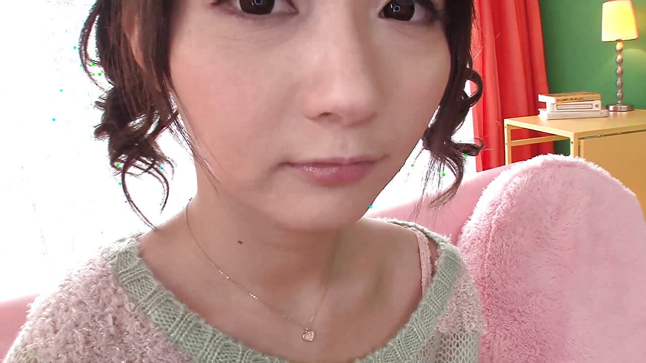 Asiática gata cavalga duro com arbusto natural e penetração molhada profunda em close-up