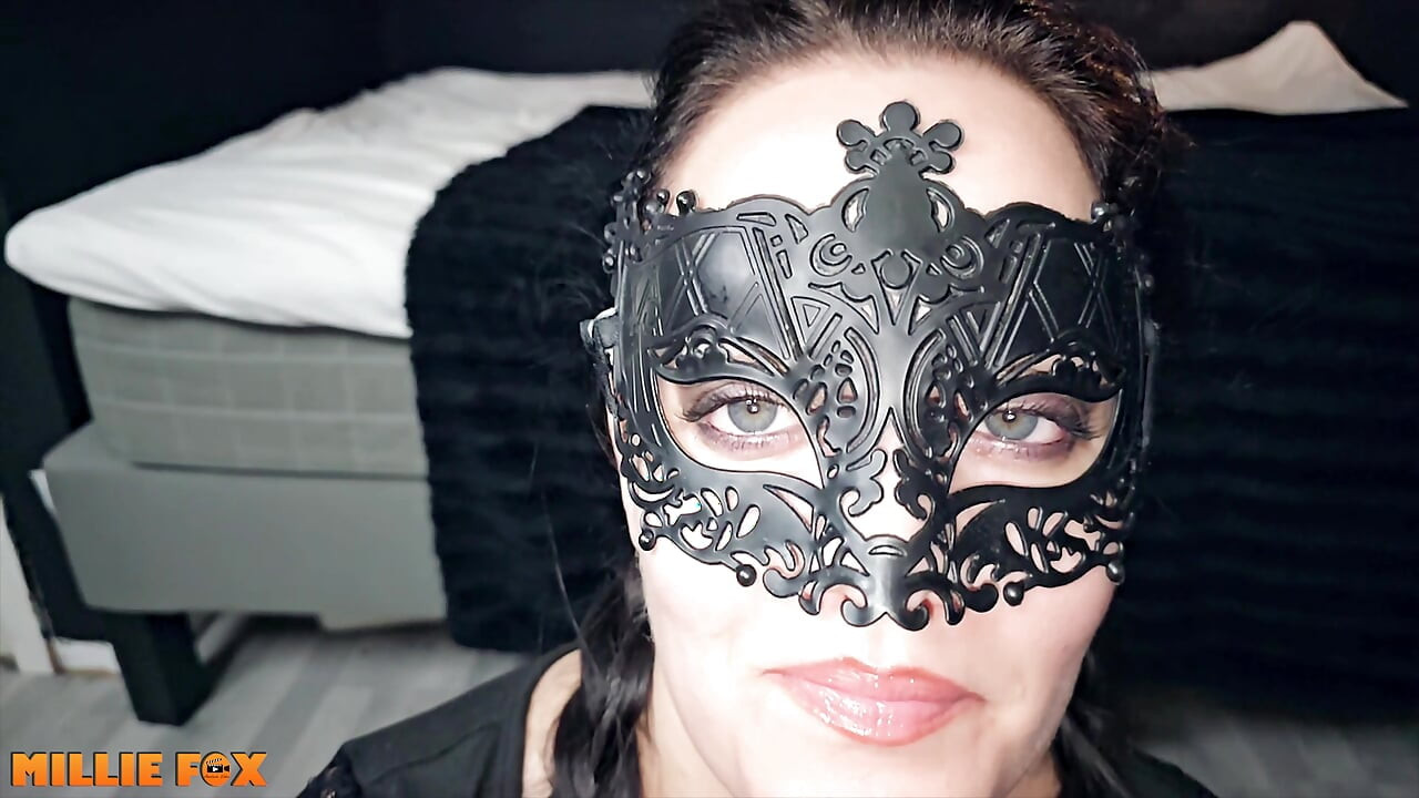 Sexy milf traga una enorme carga gruesa de semen - Millie Fox