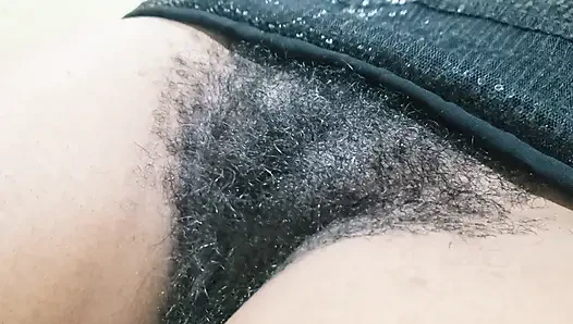 Behaarte muschi, brünette MILF mit intimer nahaufnahme, grafik