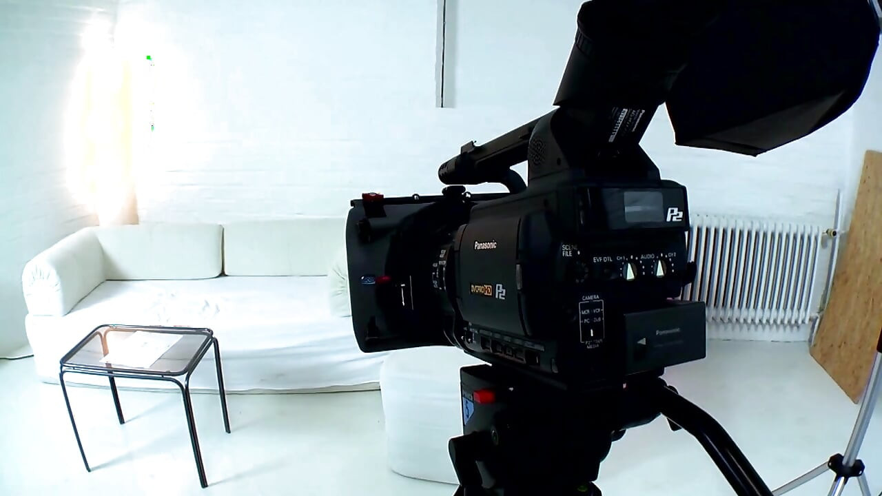 Morena brinca com sua buceta e com seus brinquedos sexuais