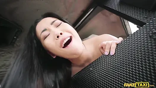 Fake Taxi - die beine der asiatin Alina crystall, die ganz nach oben gehen