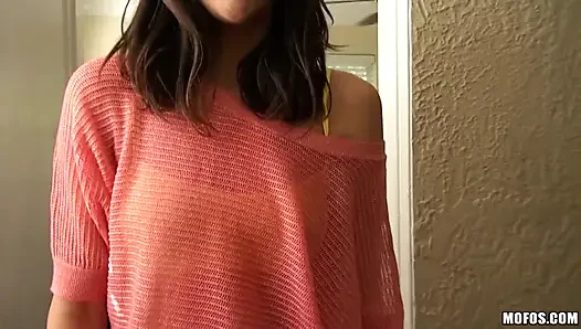 Ich weiß, dass dieses mädchen - nass und geil anastasia hat enge kleine jeans-cutoffs und sparkly gold höschen