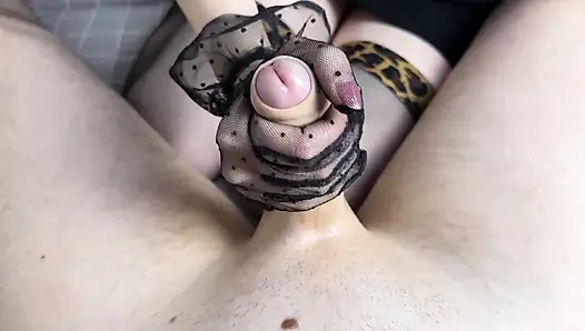 Зрелая Женщина В Короткой Юбке Мастурбирует В Нейлоновых Перчатках.