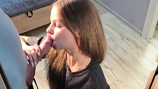 Tiefer blowjob vor dem spiegel.