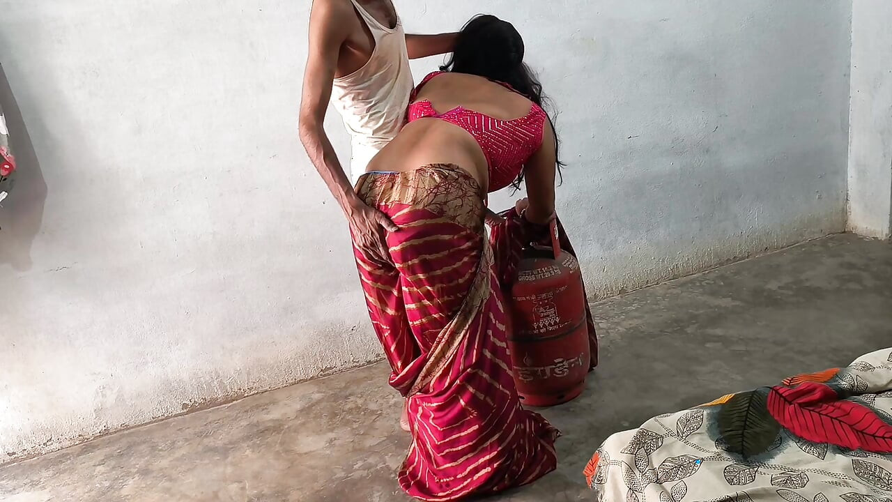 Pados Wali Bhabhi Ko Gas Cylinder Lagane Ke Bahane Ghar Me Ghodi Banaa K Choda Aur Sadka Muh Pe Nikaal Diya