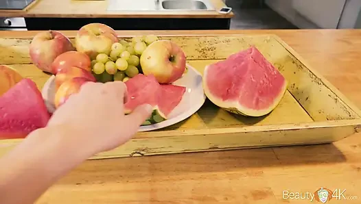 Худенькая красотка и член