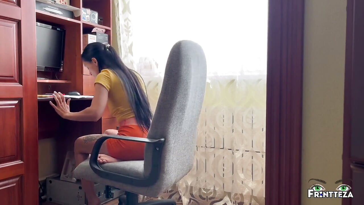 보지에 질싸 후 컴퓨터로 새엄마를 돕겠다고 약속한 배다른 아들