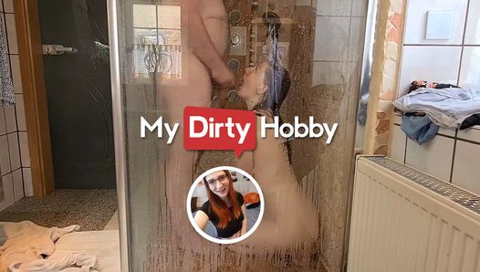 Finafoxy a perdu la notion du temps sous la douche, a oublié que son beau-père est sur le point de se préparer - myDirtyhobby