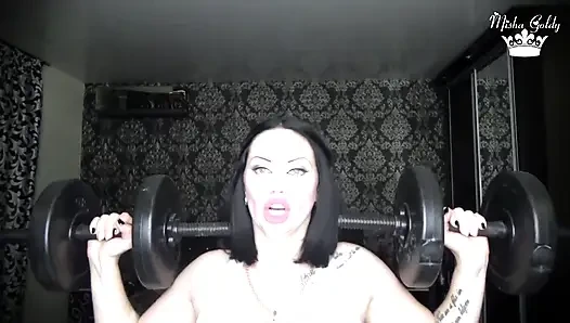 Güçlü omuz kaslarına tapıyor! Senin gibi zavallı ezik için spor motivasyonu!