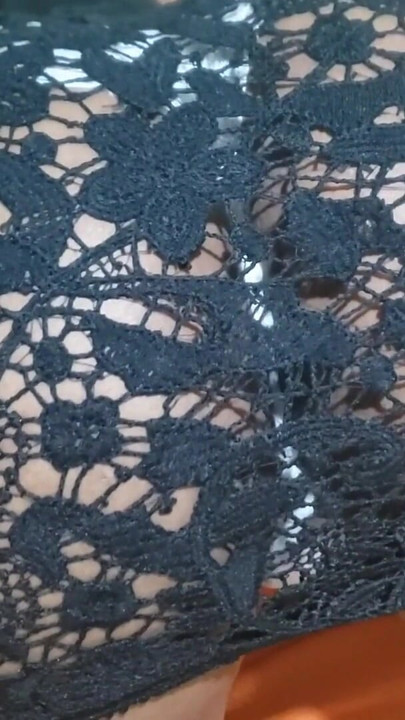 Une femme en robe noire à l’hôtel avec sa culotte taquine son cul | Clip 1