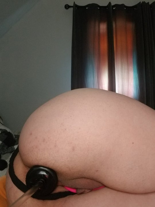 Ftm benutzt einen aufblasbaren Buttplug und einen üppigen Vibrator. Wie groß füllt sie sich auf?