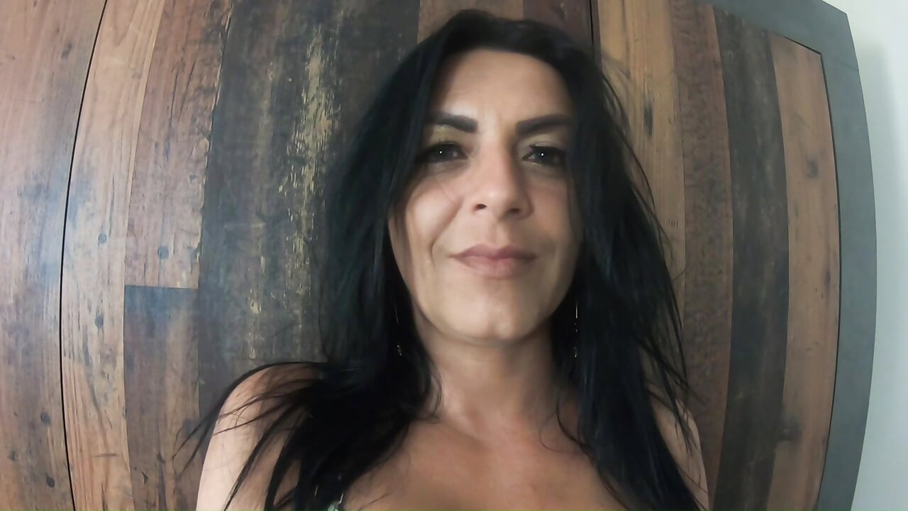 POV MILF zadirkivanje. Prljave priče, velike sise i napaljene solo vibracije