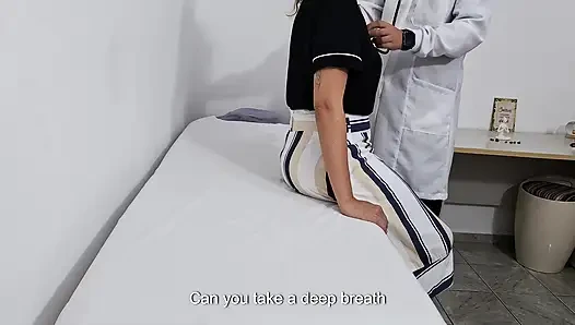 Pemeriksaan medis perut pasien di kantor dokter.
