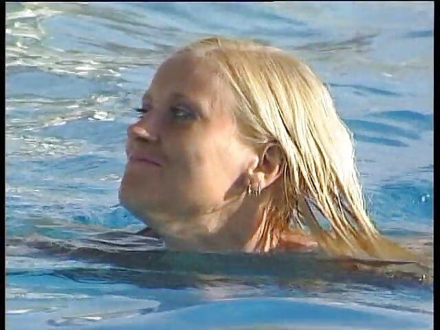 Blonde girl sucks a huge dick to a tits cumshot by the pool