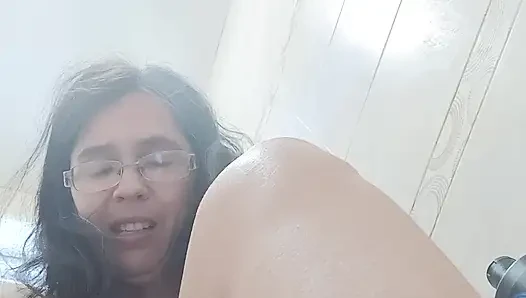 Jessy im badezimmer