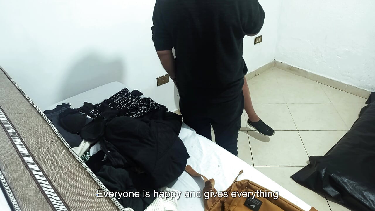 Imigracijski agent je pretražuje i tjera da se skine kako bi mogao svršiti.