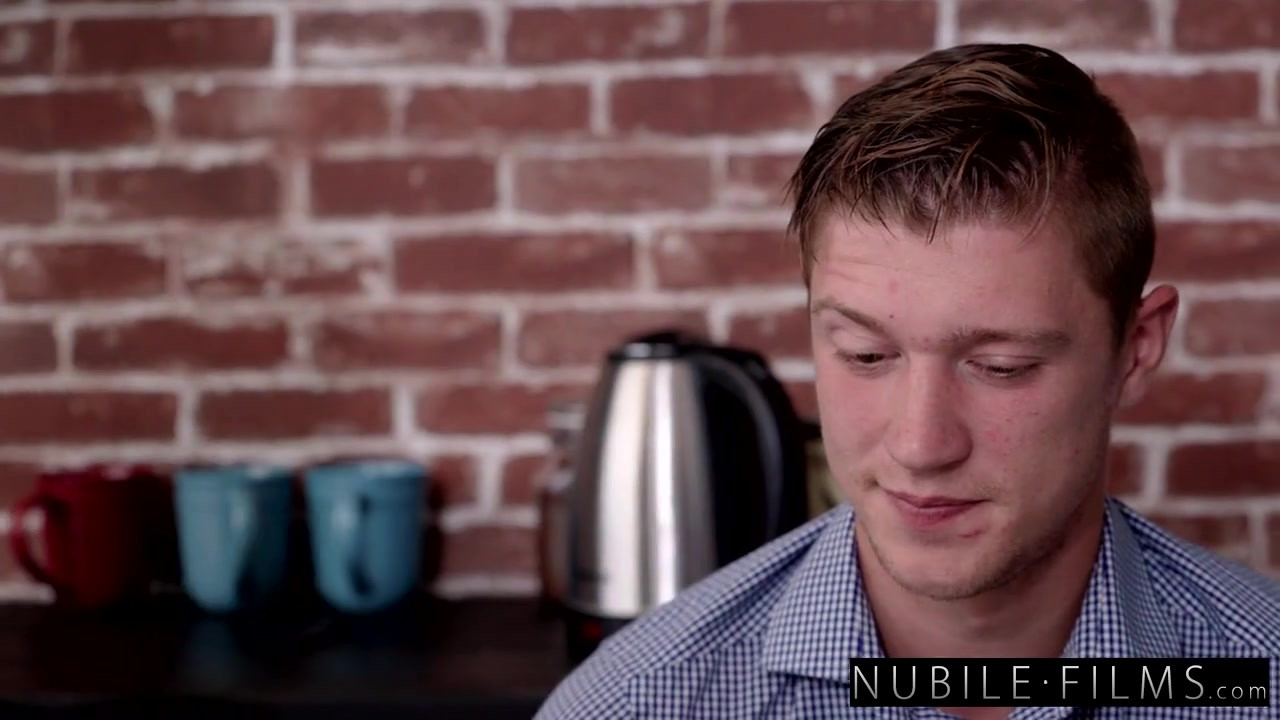 Smokeshowバリスタ・エリザ・イバラが男の番号をスリップ