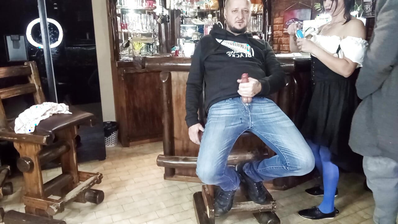 Une jolie bombasse s’amuse avec deux mecs dans le bar