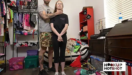 За кулисами - грудастую ботаничку Jackie Hoff соблазняют в сцене за кулисами!