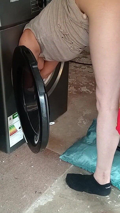 Ela ficou presa na máquina de secar. | Clip 1