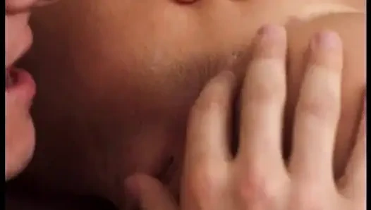 Heiße enge junge blondine wird gefickt und bekommt eine heiße ladung auf ihre muschi geblasen