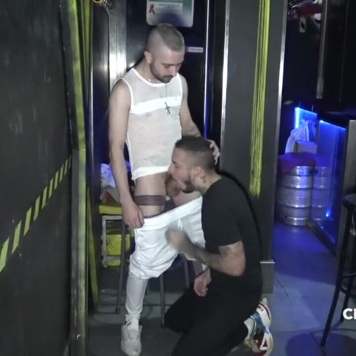 Seksi Arap Kalil, Pablo Hierro tarafından prezervatifsiz sikiliyor