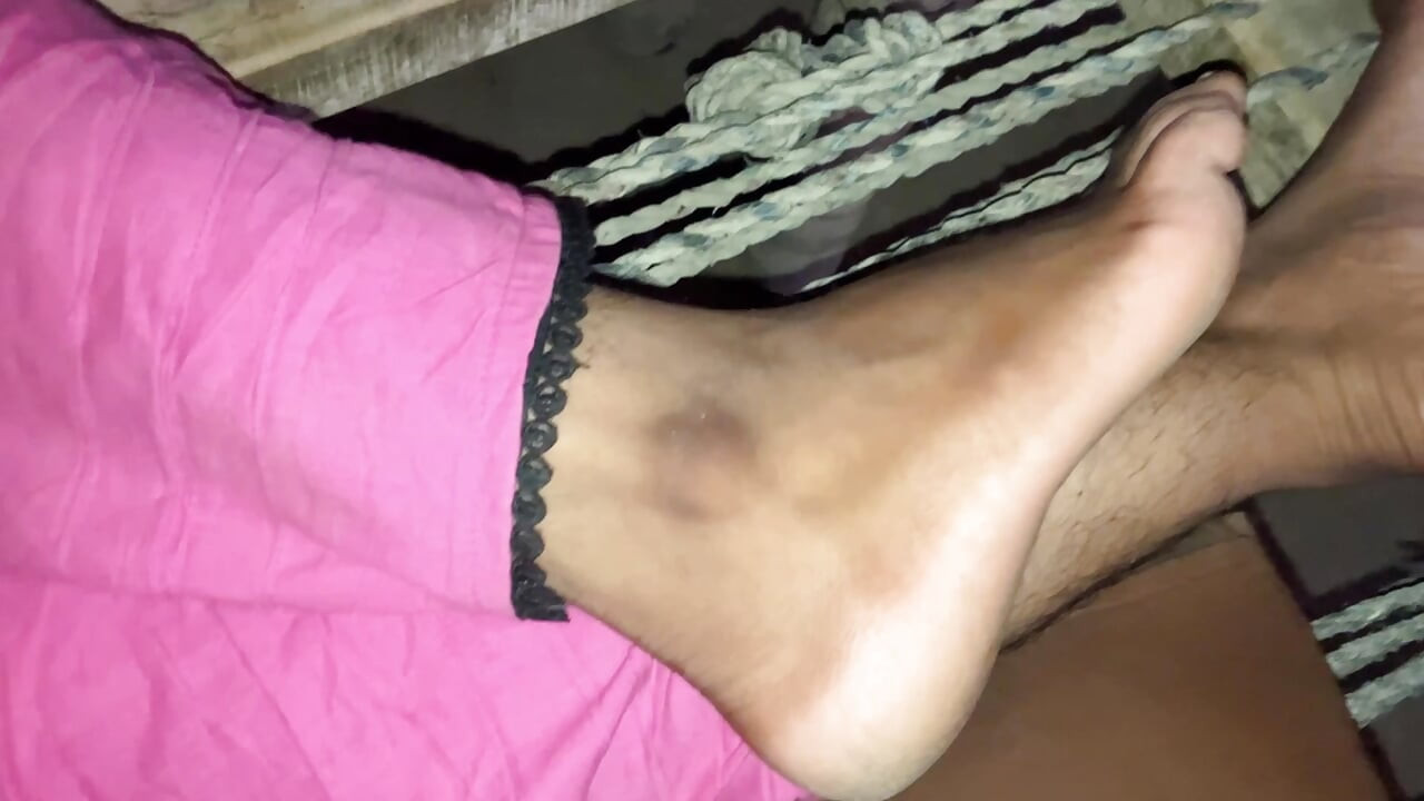 かわいいデシ Xxx 若い18+の女の子がとても硬くて痛いアナルセックスビデオ