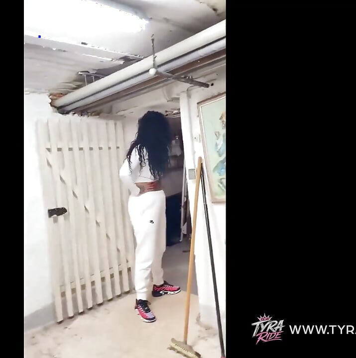 Maskierte MILF in Balaclava verehrt und entleert dicken schwanz