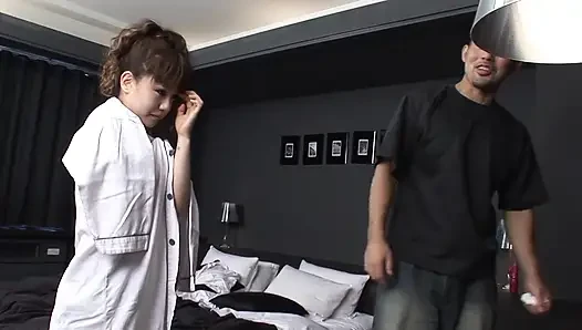 Suami Jepang nonton istrinya di-gangbang habis-habisan sampai dicrot di dalam