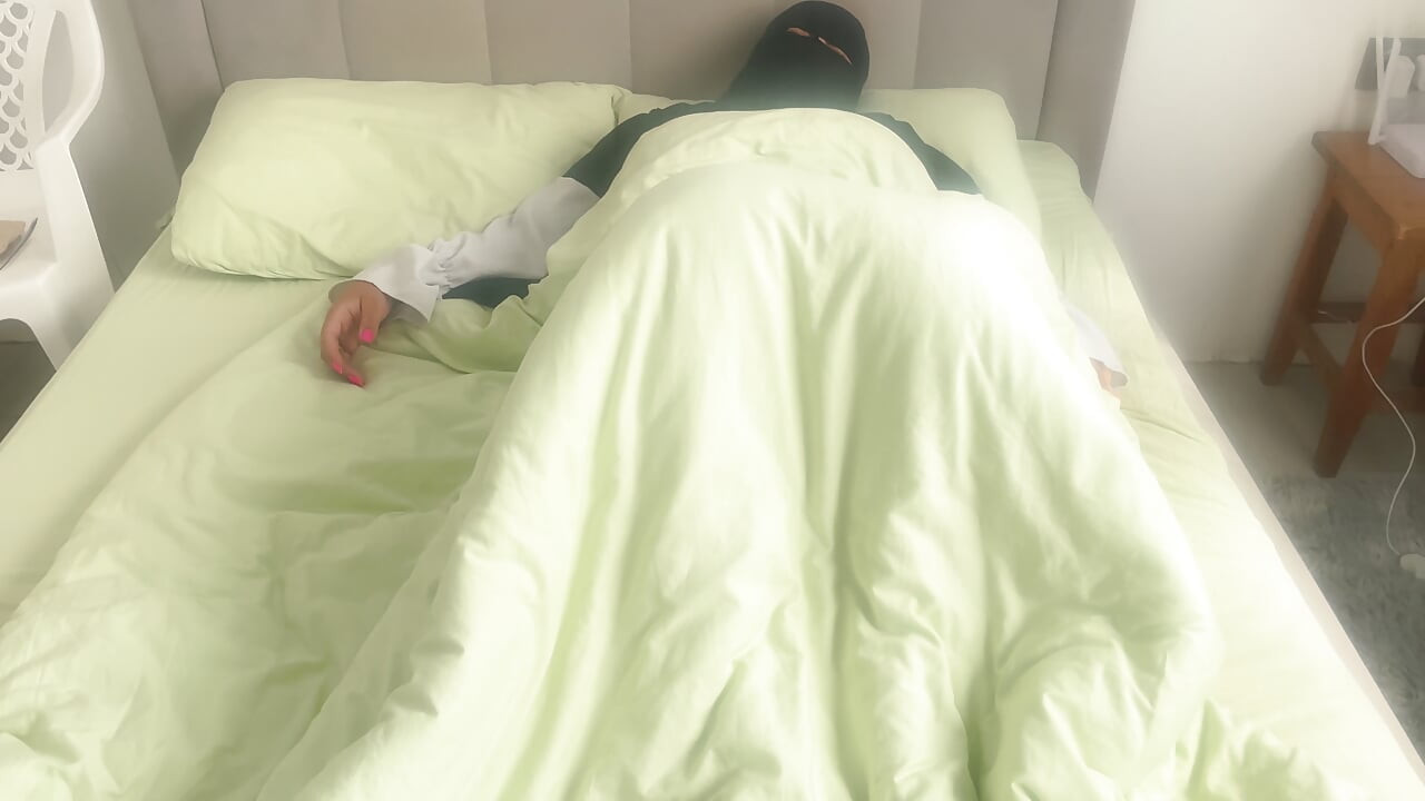 I found a dildo on an Arab woman and let her try a real dick