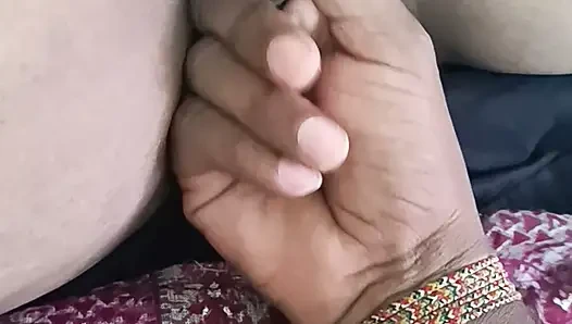 Desi schöne Telugu-stiefmutter fühlt im haus