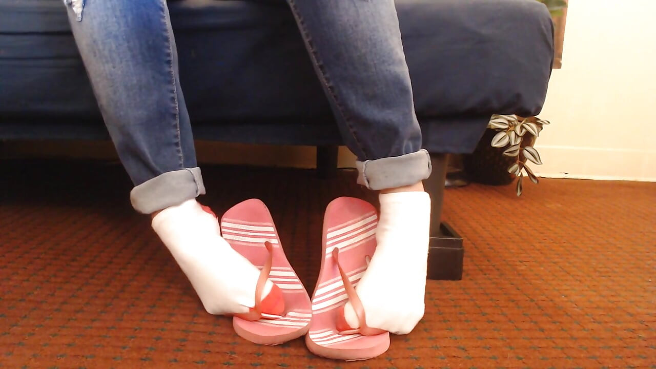 Chaussettes, tongs roses, jeu de chaussures