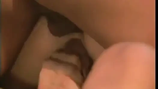 Askeri teçhizatlı sarışın fahişe açık havada ve içeride iki asker adamla sert üçlü seks yapıyor