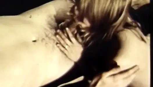 Секс вчетвером, трахаю, лизание киски в позе 69