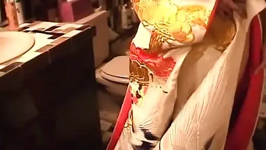 Asyalı minyon sikişiyor, yatak odasında eliyle sikiliyor... Memelere boşalma