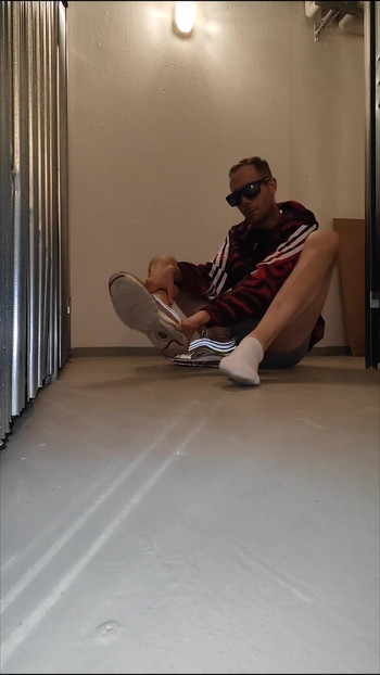 Kötelező megosztási pillanat a "(GER) Kinky AssPig Titokban az alagsorban, büdös zokni és besurran szippantás és megmutatja a kanos"