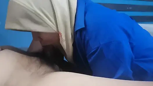 Pelacur memberikan layanan pelanggan sepenuh hati!!