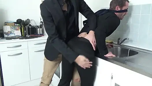 Nils, Shawn'ın büyük yarağını alacak! Kaltak!