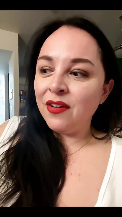 تيار مع كبير الثدي