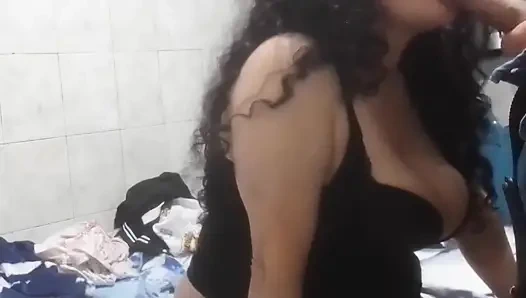 Ibu temanku ngeliat video bokepku dan aku nggak bisa menahan diri untuk nyepong kontolku dan aku ngentot memeknya habis-habisan!! Aku membuatnya sangat puas