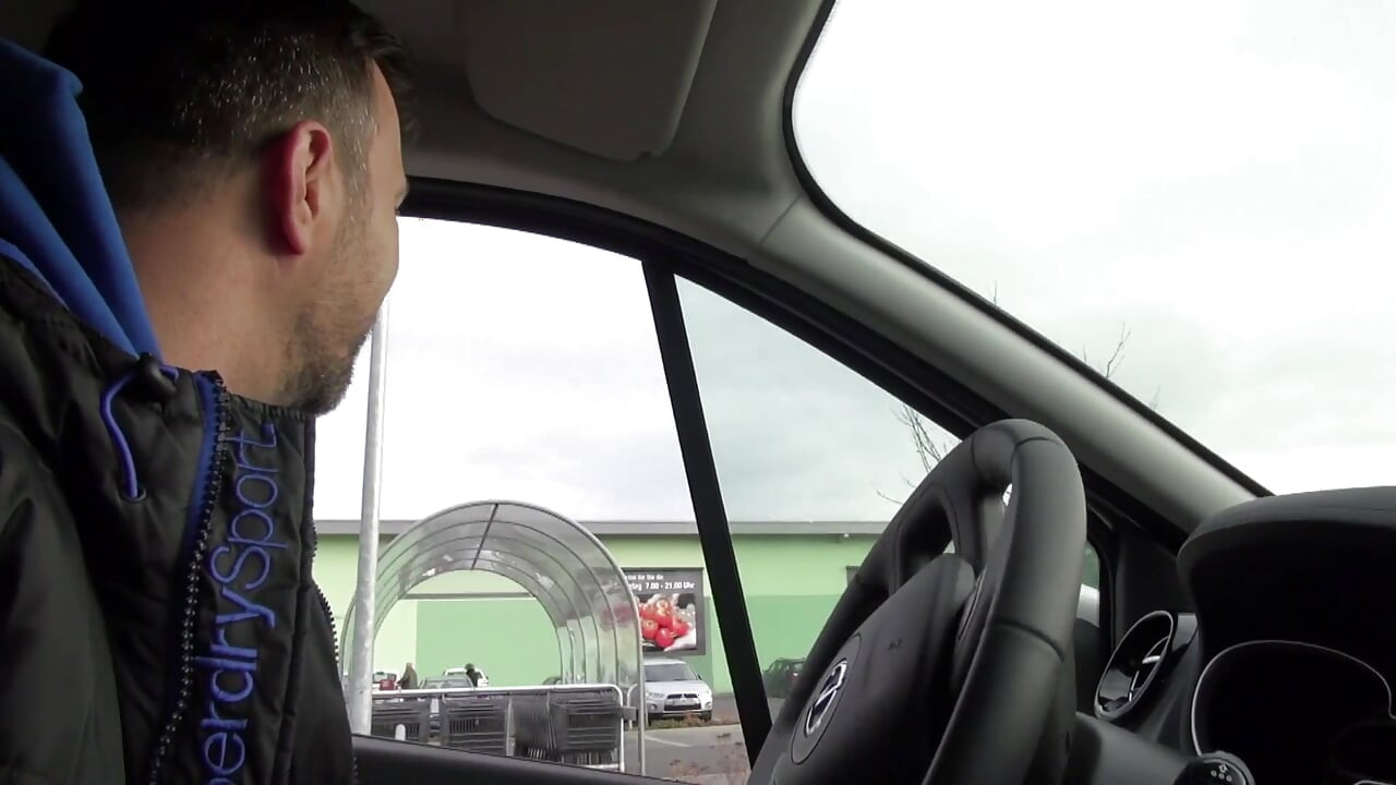 Loira milf chupa bom pau no carro