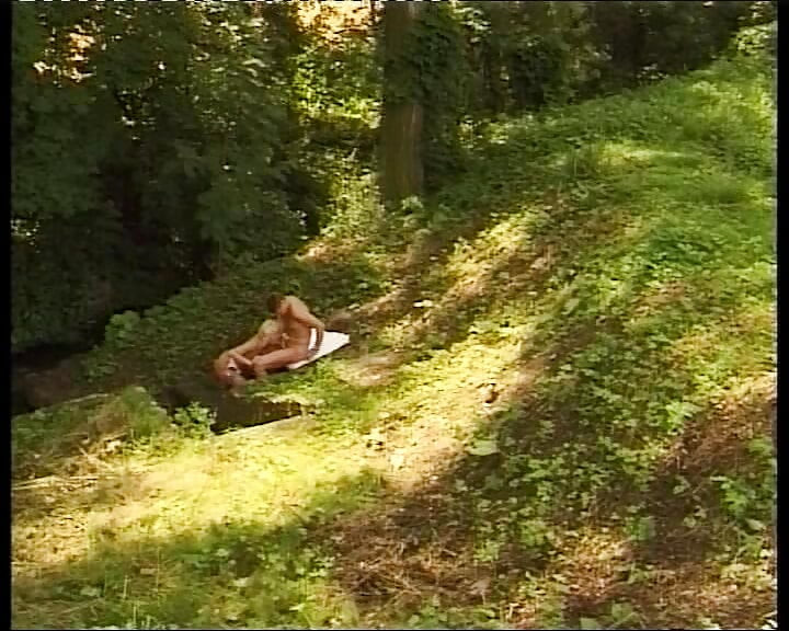 Une MILF allemande se fait baiser par les deux trous