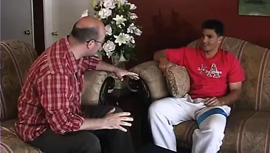 Adam seksi bir sarışını yalıyor ve parmaklıyor ve sonra ona kanepede biniyor