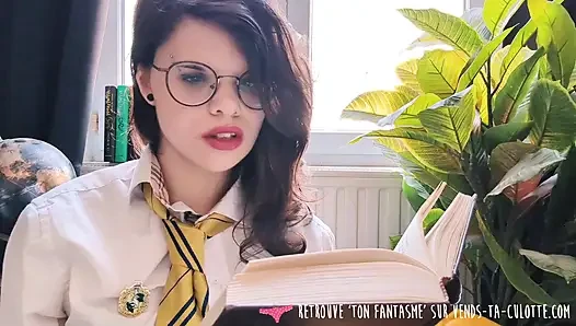 Vends-ta-culotte - Junge und hübsche französische studentin wird beim lesen eines buchs geil und masturbiert am ende bis zum orgasmus