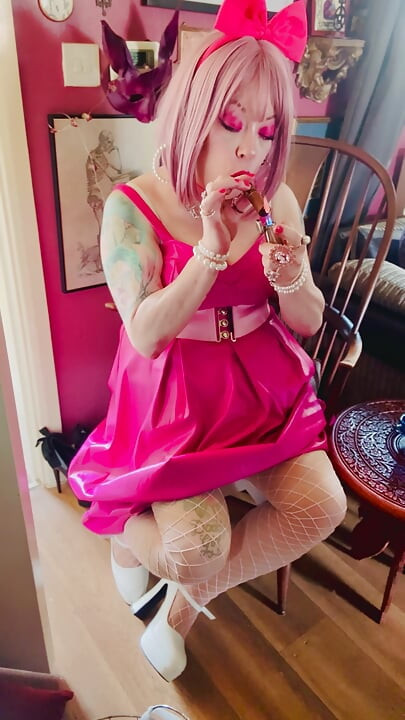 Rosa för att få pojkarna att blinka! Tina Snua i en läderklänning som röker en cigarr