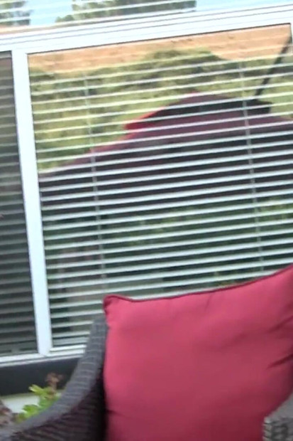 18 سنة حصلت على ديوث وإصبعين في طيزها