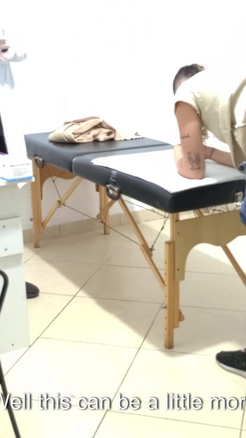 Snažan trenutak iz "Ginekolog obavlja rektalni pregled s prstima u njezinoj guzici."